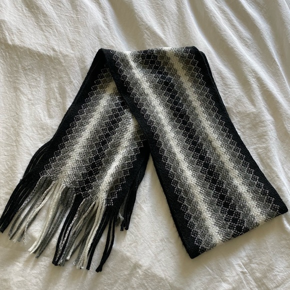 New York and Company Black and White Pattern Scarf - One Size - Picture 1 of 3